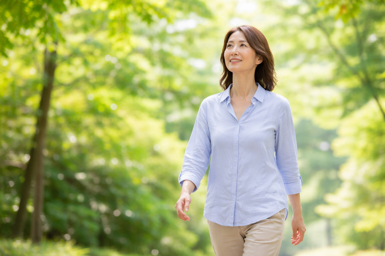 凛とした姿勢で歩く、自然体で魅力的な60代女性
