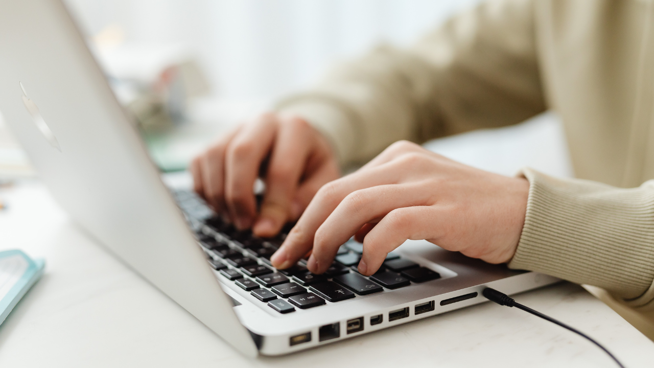 ノートパソコンでブログを書き始める、手元の様子