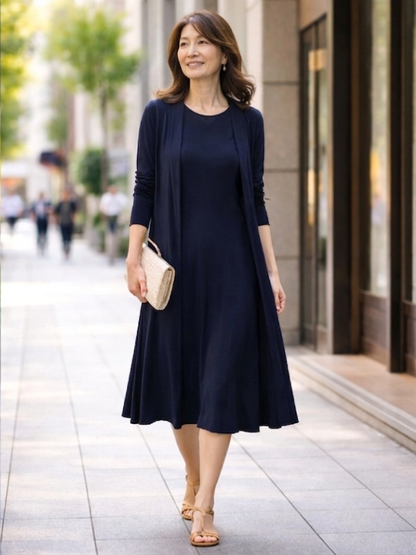 紺色のワンピースを上品に着こなした高身長女性